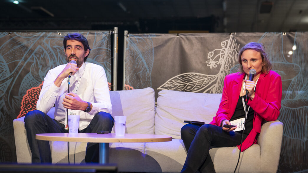 Lou Grasser (Le Monde) et Florent Rimbert (Alliance) sur la scène d'Audiencers Festival 2025