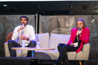 Lou Grasser (Le Monde) et Florent Rimbert (Alliance) sur la scène d'Audiencers Festival 2025
